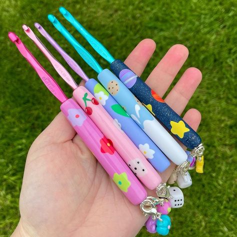 Ashley’s Instagram post: “💫all the designs from the last drop!!! which was your fav??💖 👉🏻 swipe to see all the charms! 🌸 #crochet #crochethook #crochethooks…” Diy Clay Crochet Hook Handles, Cute Crochet Hooks, Clay Crochet Hook, Diy Crochet Hook, Custom Crochet Hooks, Whimsical Pottery, Handmade Crochet Hook, Crochet Hook Handles, Crochet Bag Pattern Free