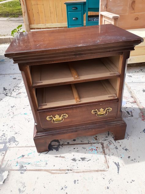 Nightstand chair transformation – Quinnfiredesign Repurposed Nightstand Ideas Upcycle, Nightstand Chair, Drawers Repurposed Diy, Chair Transformation, Diy Kids Chair, Book Chair, Diy Furniture Flip, Dressing Table With Chair, Cute Diy Room Decor