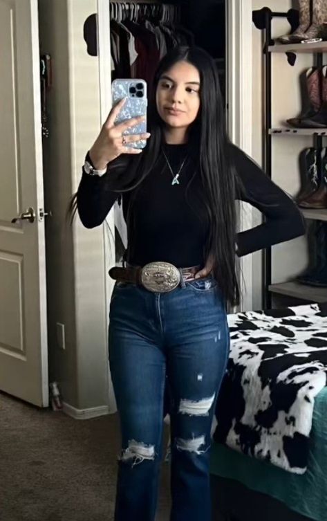 Cavenders Outfits Women, All Black Jaripeo Outfit, Black Flare Jeans Jaripeo Outfit, All Black Vaquera Outfit, Black Vaquera Outfit, Cold Jaripeo Outfits, Cute Vaquera Outfits, Emo Vaquera Outfit, Winter Vaquera Outfits