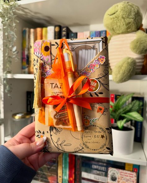 Blind date with a book ☁️💕📚 • • • • • • #books #booksbooksbooks #bookaholic #blinddatewithabook #bookstagram #bookstagrammer How To Make A Blind Date With A Book, New Years Presents Ideas, Bookshop Ideas, Book Themed Party, Blind Date With A Book, Date With A Book, Mini Library, Dream Library, Cute Surprises