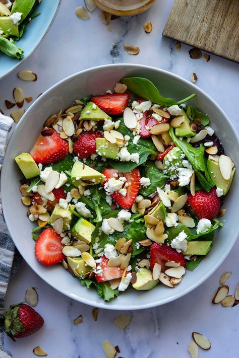 Strawberry Avocado Salad, Maple Dressing, Strawberry Avocado, Paleo Salads, Fresh Salad Recipes, Beautiful Salad, Best Salad Recipes, Strawberry Salad, Avocado Salad