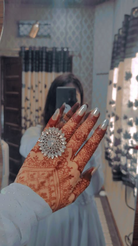 Eid Photoshoot, Eid Pics, Eid Photoshoot Ideas, Eid Looks, Girly Dp, Beautiful Eyes Pics, Henna Tattoo Designs Simple, Hand Pictures, Mehndi Designs Book