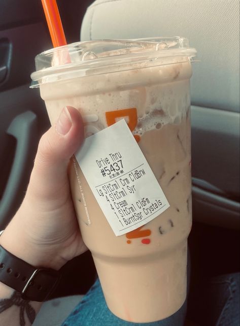 Winter Dunkin Drinks, Dunkin Cold Brew Order Ideas, Dunkin Donuts Order, Dunkin Cold Brew Order, Caramel Dunkin Iced Coffee Order, Cold Brew Dunkin Order, Sweet Dunkin Donuts Iced Coffee Order, Dunkin Cookie Butter Cold Brew, Cookie Butter Cold Brew Dunkin