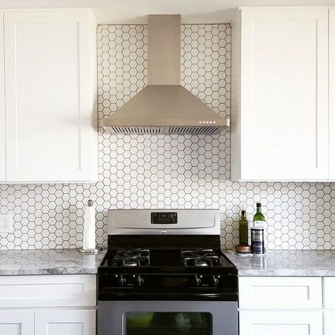 small scale white hexagon tiles with black grout stand out and make the backsplash eye catchy Small Hexagon Backsplash, Honeycomb Backsplash Kitchen, Hex Tiles Kitchen, Hexagon Backsplash Kitchen, Hexagon Tile Backsplash Kitchen, Hexagon Tile Kitchen, Honeycomb Backsplash, Hexagon Tile Backsplash, White Hexagon Tiles