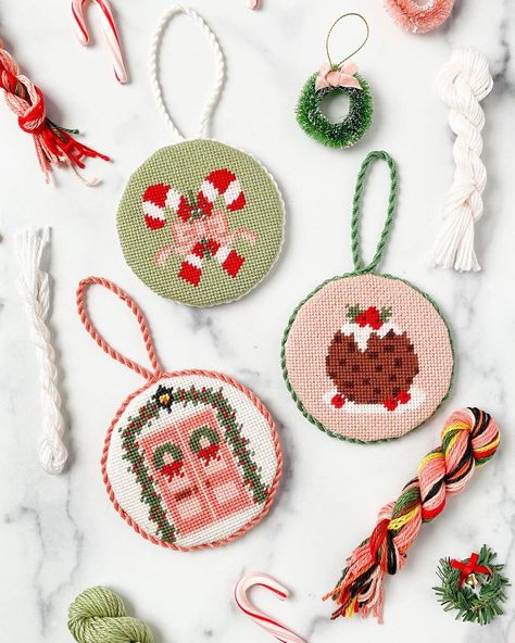 Christmas Fair Ideas, Needlepoint Christmas Ornaments, Unique Cross Stitch, Winter Embroidery, Needlepoint Ornaments, Xmas Cross Stitch, Cross Stitch Christmas, Cross Stitch Christmas Ornaments, Diy Things