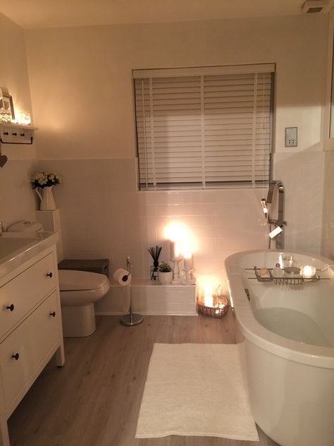 Blinds up , candles lit- some music on and I'm ready for a bath!! At Home Spa Aesthetic, Aestethic Bathroom, Comfy Bathroom, Cosy Bathroom, Spa Bathroom Decor, Home Bathroom Decor, Spa Bathroom, Future Apartment Decor, Spa Bath