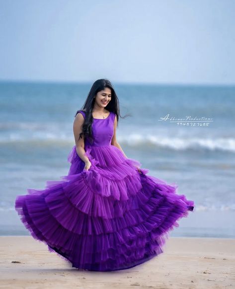 Pre Wedding Gown Design, Hands Designs For Long Frocks, Long Gown Design, Pre Wedding Shoot Ideas, Blouse Designs Indian, Long Frocks, Girls Out, Long Gown, Wedding Shoot