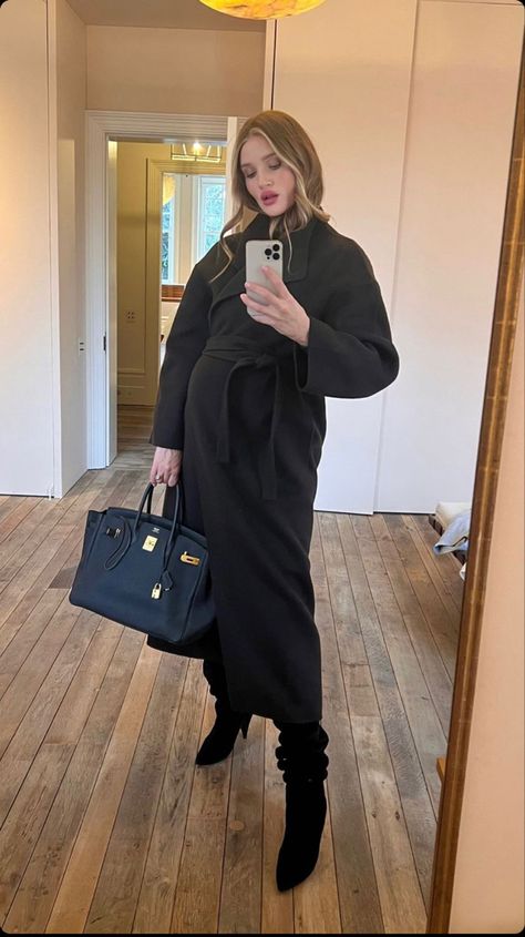 Maternity Capsule Wardrobe, Fall Maternity Outfits, Rosie Hw, Maternity Chic, Stylish Maternity Outfits, Winter Maternity, Fall Maternity, Rosie Huntington, Pregnancy Looks