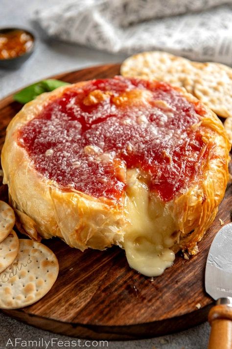 Learn how to make this easy Baked Brie wrapped in phyllo dough with jam. A delicious and gooey appetizer, plus it's gorgeous to look at! Philo Dough, Baked Brie Appetizer, Phyllo Dough Recipes, Phyllo Recipes, Baked Brie Recipes, Brie Appetizer, Brie Recipes, Best Christmas Recipes, Phyllo Dough