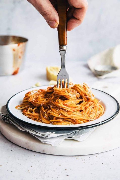 Spaghetti Marinara or Easy Tomato Sauce Pasta is an incredibly easy midweek dish, that's made in just 15 minutes. Rich in flavor, vegan and dairy free. Pastas Aesthetic, Spaghetti Photography, Easy Tomato Pasta Sauce, Easy Tomato Pasta, Tomato Sauce Pasta, Spaghetti Marinara, Healthy Munchies, Easy Tomato Sauce, Hashbrown Recipes