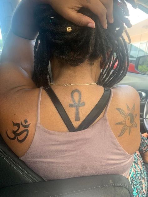 Ankh Tattoo Back Of Neck, Women Tattoos Self Love, Ankh Tattoo Women Back Of Neck, Ankh Back Tattoo, Ahnk Tattoo Black Woman, Ankh Neck Tattoo, Ankh Tattoo Women, Spiritual Tattoos Black Women, Anhk Tattoos