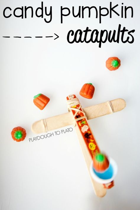 Super fun STEM project for Halloween! Make candy pumpkin catapults. Fall Stem Activities, Candy Pumpkin, Kindergarten Halloween, Kindergarten Stem, Playdough To Plato, Halloween Stem, Halloween Science, Fall Ball, Pumpkin Activities