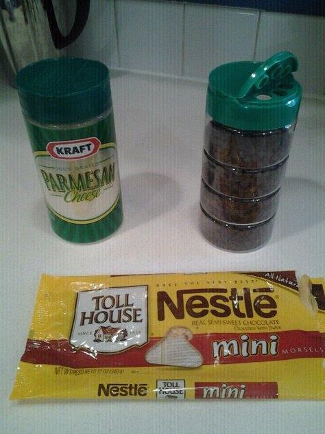 reuse parmesan container for chocolate chips Upcycle Containers, Reuse Plastic Containers, Plastic Container Crafts, Reuse Containers, Reuse Ideas, Diy Recycled Projects, Recycling Containers, Diy Kitchen Storage, Spice Containers