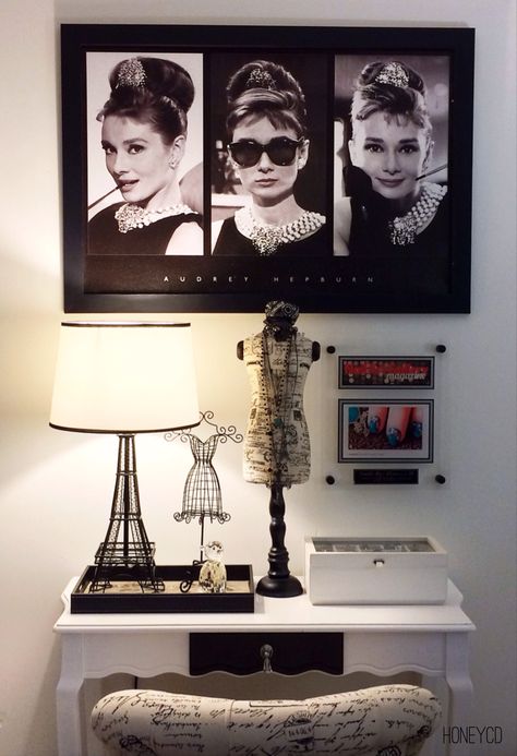 Audrey Hepburn Aesthetic Room, Audrey Hepburn Bedroom Ideas, Audrey Hepburn Room Decor, Audrey Hepburn Bedroom, Stargirl Room, Audrey Hepburn Room, Audrey Hepburn Decor, Old Hollywood Bedroom, Hollywood Bedroom