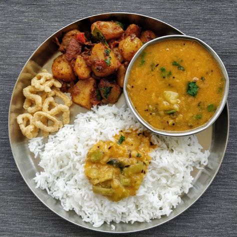 Simple and yummy lunch combo 💕 with .... ... ... ... . . 💥 Hot Rice / Suda Suda Sadham. 💥 Raw Mango Dal / Pappu. 💥 Potato Curry. 💥 Fryums.… Dal Bhat, Food Thali, Lunch Thali, Dal Rice, Afternoon Lunch, Marathi Culture, Indian Lunch, Variety Food, Saffron Spice