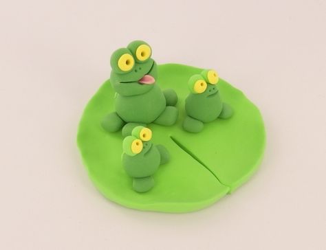 Clay Crafts Frog, Clay Frog, Homemade Polymer Clay, Bake Polymer Clay, Clay Projects For Kids, Baked Clay, Clay Making, Model Magic, Clay Things