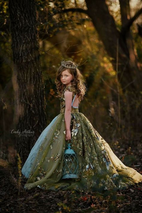 Enchanted Fairy Photoshoot, Enchanted Forest Family Photoshoot, Princess Photoshoot Ideas Kids, Fairy Photoshoot Kids, Enchanted Photoshoot, Fairy Photoshoot Ideas, Magical Photoshoot, Fairy Photos, Creek Photos