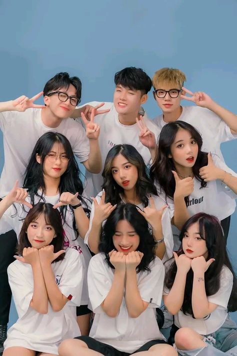 Poses Group, Yearbook Photoshoot, Group Pose, Group Photo Poses, Group Picture Poses, Friendship Photoshoot, Group Photography Poses, Group Poses, Studio Poses