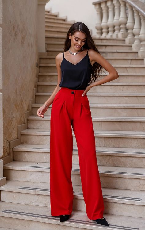 Outfit Pantalon Rojo, Office Pants Women, Red High Waisted Pants, Palazzo Outfit, Red Pants Outfit, Formal Pants Women, Red Wide Leg Pants, Silk Cami Top, Top Bustier