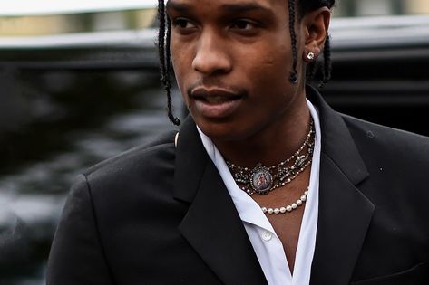 Pearls, Silver Chains & Gold Is in for Men Says Lyst | HYPEBEAST Men Wearing Pearls, Pearl Necklace Outfit, Pearl Necklace Silver Chain, Mens Pearl Necklace, Mens Necklace Fashion, Pearl Necklace Men, Chains Aesthetic, Wearing Pearls, Simple Pearl Necklace