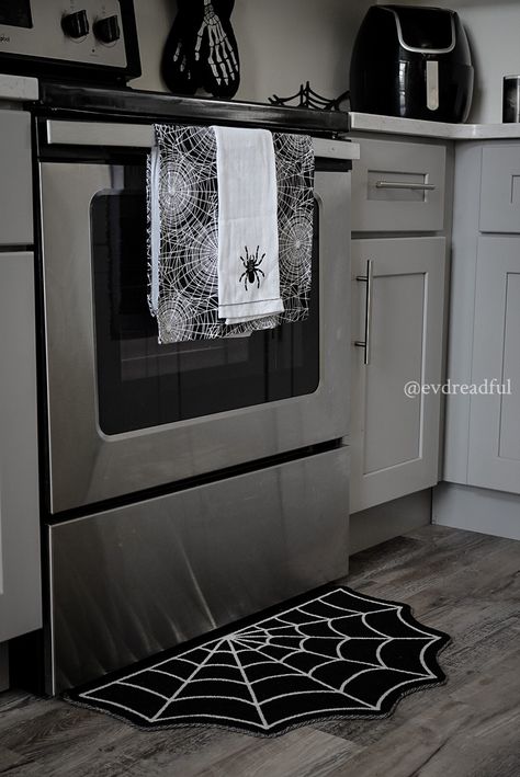 Minimalist Goth Home Decor, Goth Home Ideas, Goth Kitchen Aesthetic, Emo House Decor, Emo Home Decor, Goth Apartment Aesthetic, Goth Minimalist Home, Goth Apartment Decor, Goth Kitchen Ideas