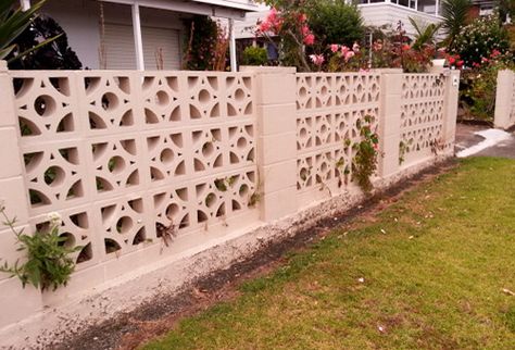 A fancy breeze block fence, nicely done. Home Front Design, Breeze Block Wall, Villa Modern, Cinder Block Walls, Natural Fence, Modern Minimalist House, Stone Wall Cladding, Breeze Blocks, Fencing Ideas