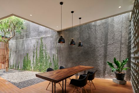 Gallery of Breeze Blocks House / Tamara Wibowo Architects - 7 Modern Traditional House, Modern Tropical House, Breeze Blocks, Small Courtyards, Model House Plan, Tropical House, Patio Interior, Modern Tropical, Courtyard House