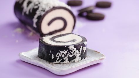 Make your cookie dreams come true with this Oreo roll cake. Oreo Roll Cake, Oreo Roll, Oreo Cookie Cake, Kulfi Recipe, Cake Rolls, Cake Roll Recipes, Cake Hacks, Easy Rolls, Delicious Deserts