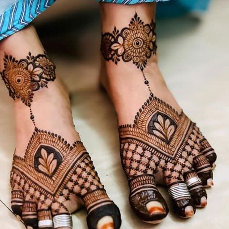 Lag Mehndi Design, Mehendi Pose, Leg Mehandi, Feet Mehendi, Leg Mehendi, Leg Mehendi Design, Foot Mehndi, Traditional Mehndi Designs, Legs Mehndi