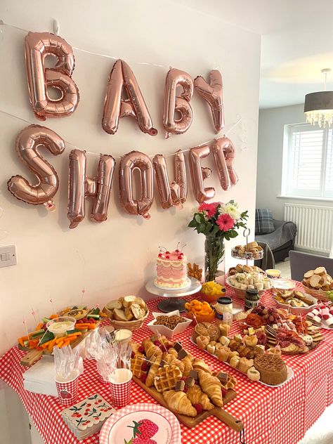 Baby shower grazing table Baby Shower Bar Ideas, Baby Shower Spread, Baby Shower Grazing Table, Brunch Baby Shower Ideas, Baby Shower Food Table, Baby Shower Appetizers, Baby Shower Theme Decorations, Grazing Table, Baby Shower Brunch