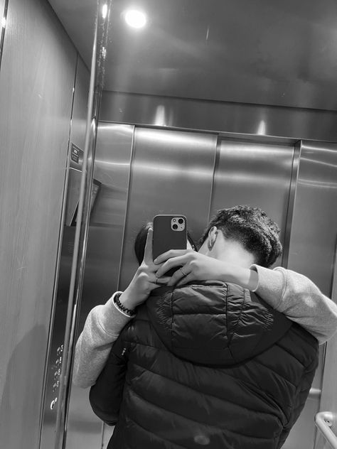 Mirror Selfie Aesthetic No Face Guy, No Face Relationship Pictures, Love Kisses And Hugs, Minimal Fashion Photography, Goofy Couples, Cute Relationship Photos, Best Friend Photos, Cute Couples Photos