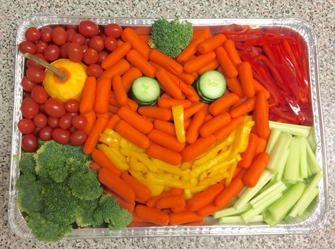 Jackolantern Veggie Tray, Halloween Themed Veggie Tray, Halloween Fruits And Veggies, Halloween Crudite Platter, Spooky Veggie Tray, Halloween Vegetable Tray, Halloween Veggie Tray Ideas, October Foods, Boo Brunch