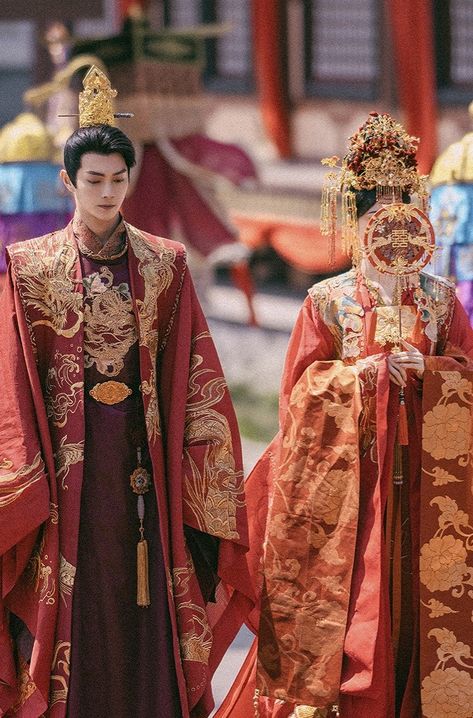 Moda China, Chinese Wedding Dress Traditional, King Dress, Prince Wedding, Traditional Chinese Wedding, Traditional Thai Clothing, Gold Suit, Post Apocalyptic Fashion, Ancient Chinese Clothing