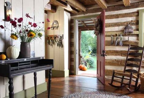 Eye For Design: Decorating Your Log Home Hewn Log Cabin, Log Home Interior, Log Cabin Living, Log Cabin Interior, Log Home Interiors, Log Home Designs, Log Wall, Log Cabin Rustic, Log Home Decorating