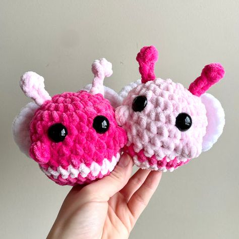 Love Bug - Super Fast Valentine's Day Pattern – yarnybox Valentine Plushies, Crochet Love Bug, Sew Animals, Crochet Puppets, Mini Plushies, Crochet Stuffies, Crochet Valentine Patterns, Rainbow Loom Rubber Bands, Crochet Boho Bag