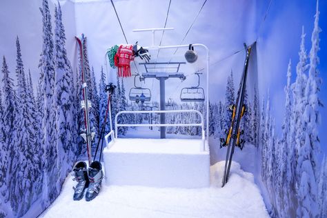 Ski Room Decor, Apres Ski Party Decoration, Ski Lodge Party, Ski Bar, Themed Party Ideas, Christmas Booth, Apres Ski Outfits, Bar Mitzvah Party, Apres Ski Party