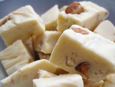 fudge aux amandes White Chocolate Almond Fudge, Almond Fudge Recipe, Almond Fudge, Tan Kitchen, White Chocolate Fudge, Oh Fudge, Kitchen White, Chocolate Almond, Kitchen Recipe