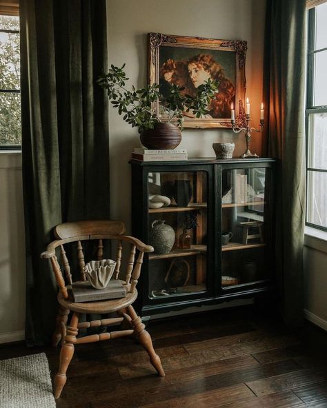 Elegant Cabin Decor Interiors, Dark Cottage Home Decor, Practical Magic Home Aesthetic, Moody Romantic Living Room, Moody Traditional Living Room, Moody Neutral Living Room, Victorian Inspired Home, Cozy Vintage Home, European Eclectic