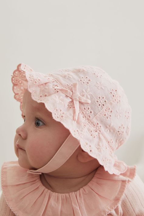 Add the final touch to your newborns summer look with this adorable baby bucket hat. Made with soft and breathable material to protect your little one from the summer sunshine.  100% Cotton. Womens Bucket Hat, Baby Bucket Hat, Pola Topi, Summer Bucket Hat, Designer Bucket Hats, Toddler Wearing, Baby Summer, Baby Fits, Baby Trend