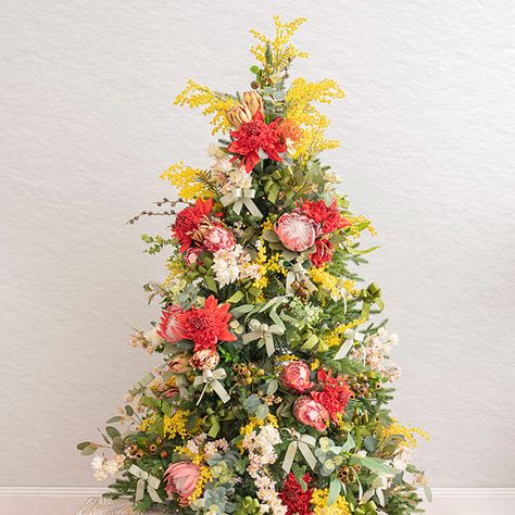 Australian Christmas Tree, Christmas Decorations Australian, Christmas Tree Decorated, Australian Trees, Aussie Christmas, Christmas Tree Diy, Australian Christmas, Australian Flowers, Pine Christmas Tree