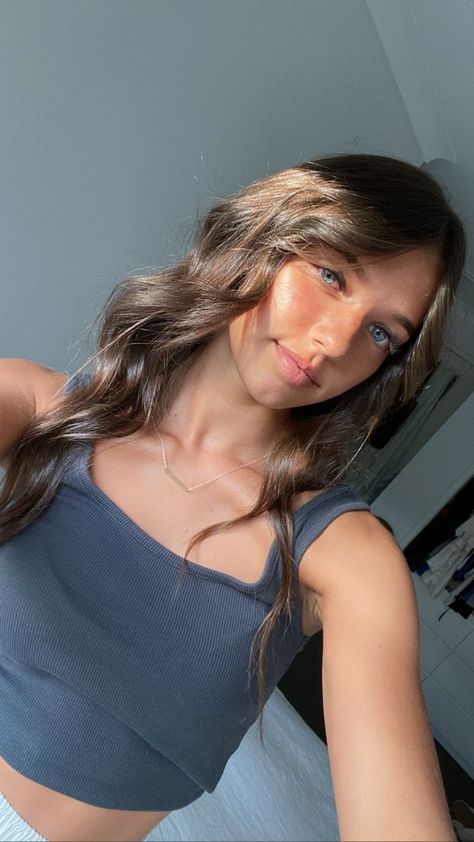 Brown Hair Blue Eyes Girl, Brunette Green Eyes, Pretty Brown Hair, Brunette Blue Eyes, Brown Hair Green Eyes, Fantasy Universe, Blue Eyed Girls, Black Hair Blue Eyes