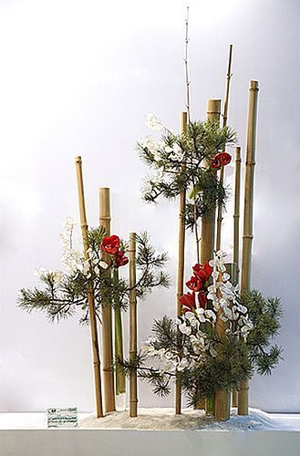 Bamboo Christmas Decor, Christmas Entrance, Chinese New Year Flower, Hotel Flowers, Diy Floral Decor, Chinese Crafts, Bamboo Decor, Christmas Flower Arrangements, Ikebana Flower Arrangement