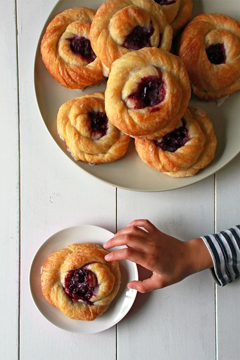 Jam Pastry Recipe, Jam Pastries, Jam Danish, Danishes Recipe, Jam Rolls, Danish Cake, Jam Roll, Easy Strawberry Jam, Food Photography Dessert