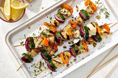 Halloumi Skewers, Bbq Veggies, Leafy Green Salads, Lemon Pepper, Vegetarian Options, Food Facts, Bbq Recipes, Main Meals, Skewers