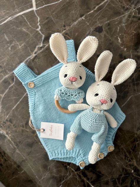 Crochet Nursery Decor, Baby Easter Gifts, Crochet Baby Gifts, Knit Baby Romper, Baby Boy Toys, Crochet Nursery, Baby Gift Hampers, Cadeau Baby Shower, Baby Boy Gift