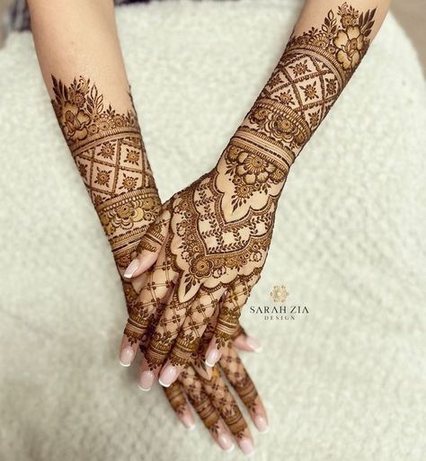 Sarah Zia Design on Instagram: "| My best friends bridal henna | Inspired by @emaarts_ & @maseeramehndi_artist" Delicate Bridal Mehndi Designs, Bridal Henna Aesthetic, Simple Bridal Mehendi Designs, Bridal Henna Designs Unique, Shadi Pose, Henna Designs Bridal, Traditional Mehendi, Bridal Mehendi Designs Wedding, Arabic Bridal Mehndi Designs