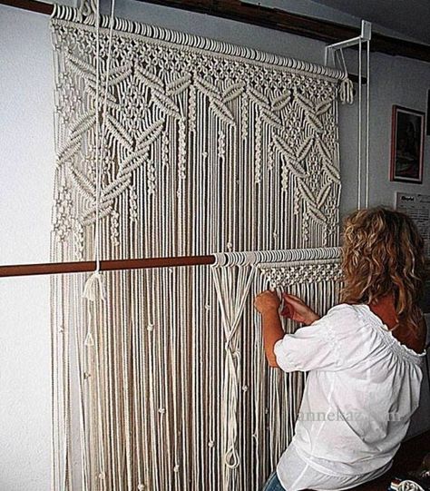 how to make a macrame curtain - Yahoo Search Results Curtain Diy, Pola Macrame, Hantverk Diy, Macrame Curtain, Micro Macramé, Macrame Ideas, Macrame Knots, Macrame Tutorial, Macrame Projects