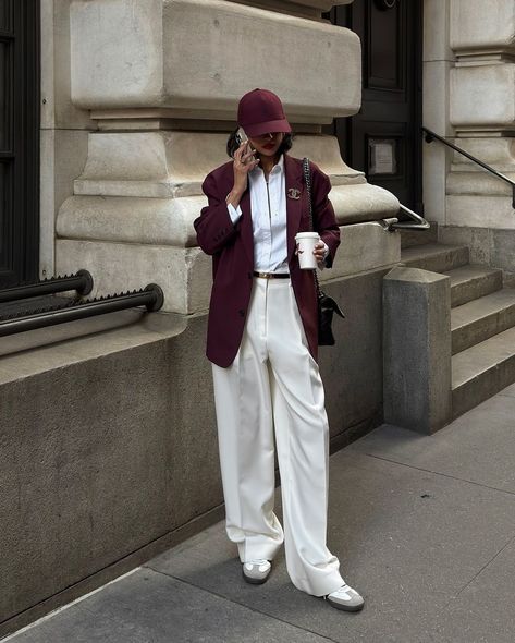 Elegantes Outfit Damen, Adidas Samba Outfit, Summer Office Outfits, Samba Outfit, Burgundy Outfit, Chic Business Casual, Ootd Women, High Waisted Dress Pants, Burgundy Jacket