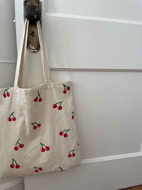 Tote Bag Painting Ideas, Bag Painting Ideas, Tod Bag, Tote Bag Painting, Decorated Tote Bags, Handpainted Tote, Diy Tote Bag Design, Painted Tote Bag, Handpainted Tote Bags