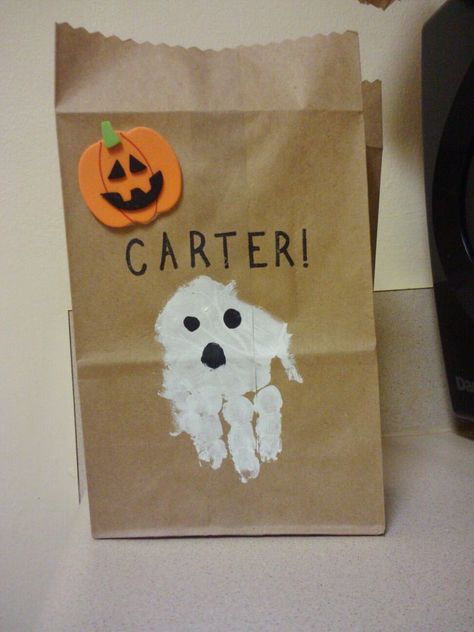 Halloween Treat Bags Decorating Paper Bags For Halloween, Trick Or Treat Bag Craft Preschool, Preschool Trick Or Treat Bags, Paper Bag Halloween Treat Bags, Brown Paper Bag Halloween Treat Bags Diy Kids, Halloween Paper Bag Treat Bags, Halloween Paper Bags Crafts, Brown Bag Halloween Treat Bags, Halloween Paper Bags